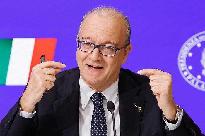 Cellulari alle scuole superiori? Solo se spenti. Il ministro Valditara traccia le linee guida: "Sì all'uso dei tablet"