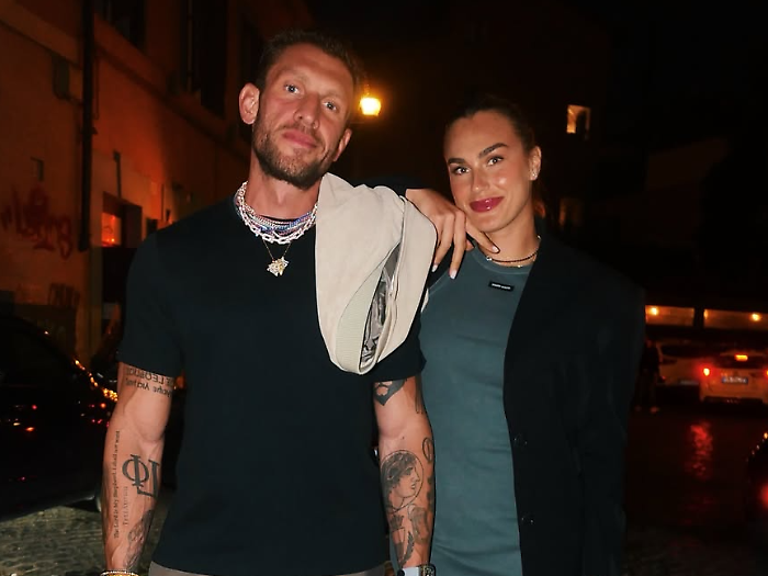 Georgios Frangulis, chi è il fidanzato di Aryna Sabalenka: l'azienda Oakberry, la carriera da pilota, la storia d'amore con la tennista 
