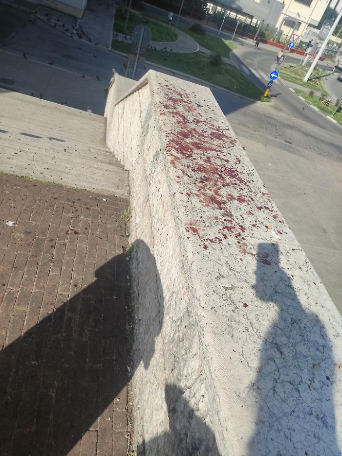 Sangue in piazza del Bacio: un ubriaco si &egrave; ferito con una bottiglia 