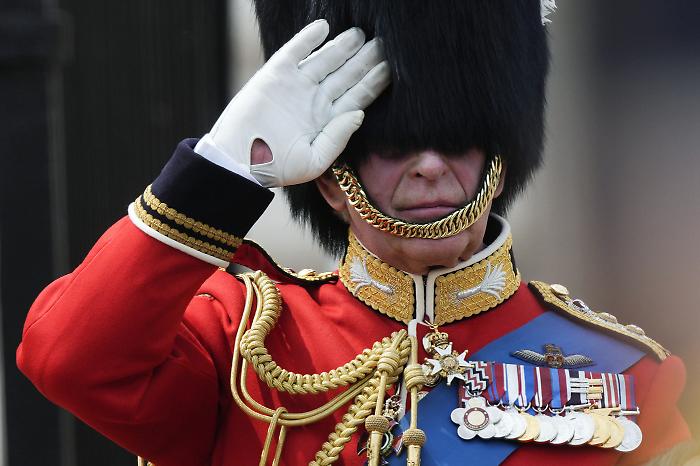 Re Carlo cambia la parata: a Trooping the Colour niente cavallo per il sovrano e Kate ci sarà