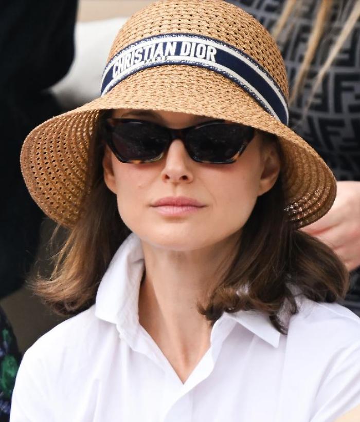 Natalie Portman festeggia 44 anni al Roland Garros con lo stesso cappello Dior del 2024