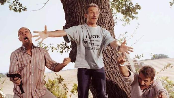 Così è la vita di Aldo, Giovanni e Giacomo torna in tv. Dall'incidente dell'elicottero sul set all'incasso: tutte le curiosità