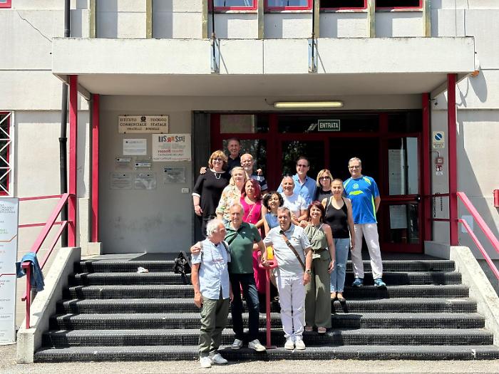 Ex studenti si ritrovano in classe a 41 anni dal diploma: spunta pure l'interrogazione a sorpresa. Ricordi ed emozioni a Castiglione del Lago