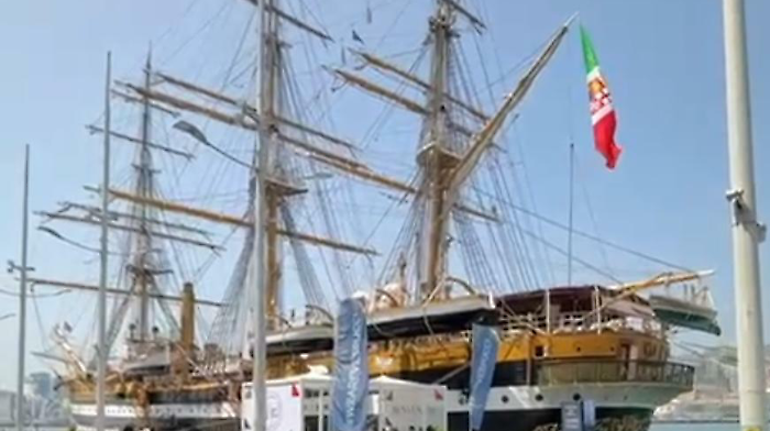 L’Amerigo Vespucci rientra a Genova: due anni di missione, onori e orgoglio nazionale
