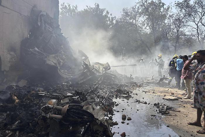 Tragico schianto aereo, Boeing 787 Air India precipitato in area residenziale: 244 persone a bordo