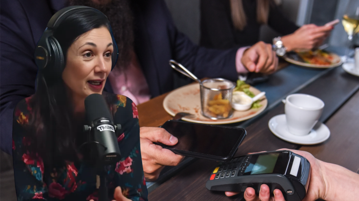 Chi paga il conto, l'uomo o la donna? La regina del bon ton Csaba dalla Zorza: "La regola è semplice: paga chi invita"