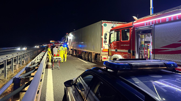 Morto in A1 nel tamponamento tra tre tir, seguivano una deviazione per un altro grave incidente con un mezzo pesante a fuoco