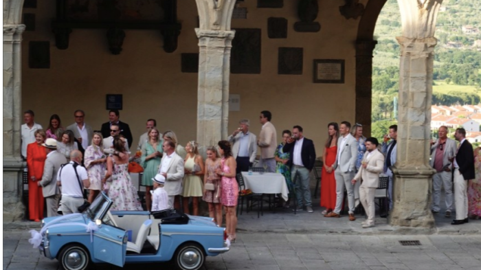 Scene da due matrimoni: favole che diventano realt&agrave; sotto e sopra alla torre del Cassero