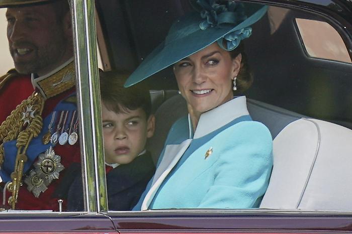 Kate al Trooping in turchese come Diana ma gli occhi cadono sui gioielli