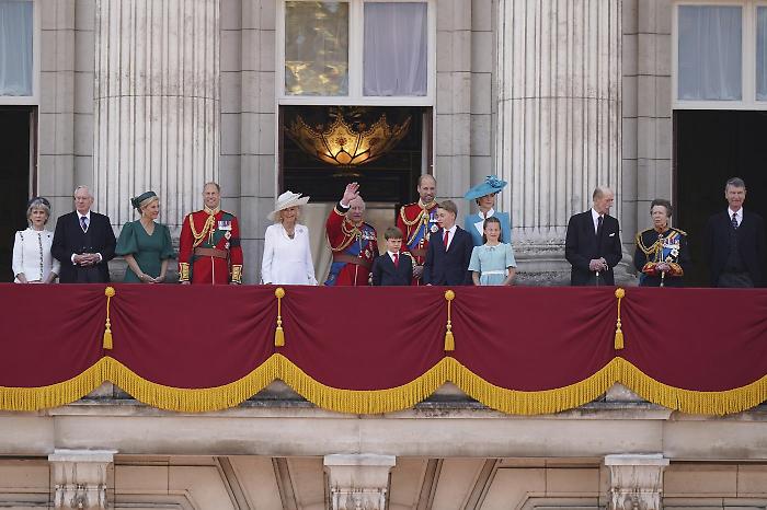 Trooping the Colour 2025, chi c’era davvero sul balcone? Il cast reale tra esclusi e nuove gerarchie