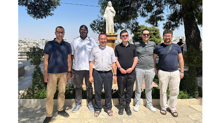 Guerra Israele - Iran: chi sono gli aretini col vescovo Migliavacca corsi via da Gerusalemme ad Amman per un volo che li riporti in Italia