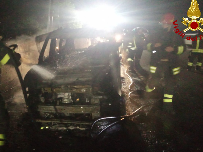 Fumo dal furgone e poi le fiamme, paura per due persone sul raccordo Terni-Orte: vigili del fuoco e polizia stradale sul posto