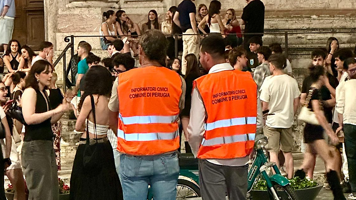 Perugia, movida più sicura con gli informatori civici: ascolto e dialogo per tenere sotto controllo il centro di notte