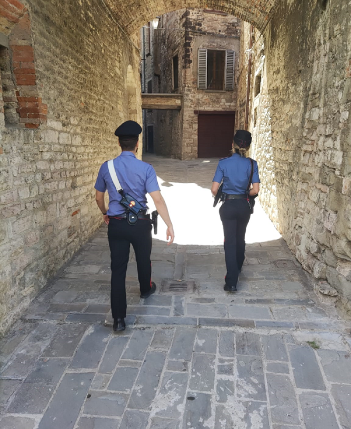 Gubbio, nasconde la droga nei vicoli del centro storico. I carabinieri lo scoprono e lo arrestano