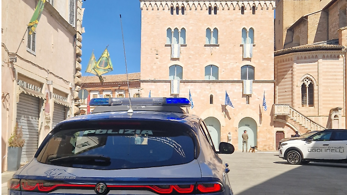 Lite in centro storico: giovane denunciato per lesioni dopo una violenta discussione per la batteria di una bicicletta elettrica 