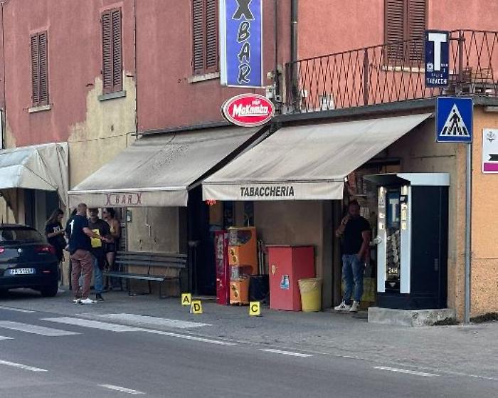 Sparatoria davanti a un bar di Umbertide, scontro a fuoco per un regolamento di conti: due feriti
