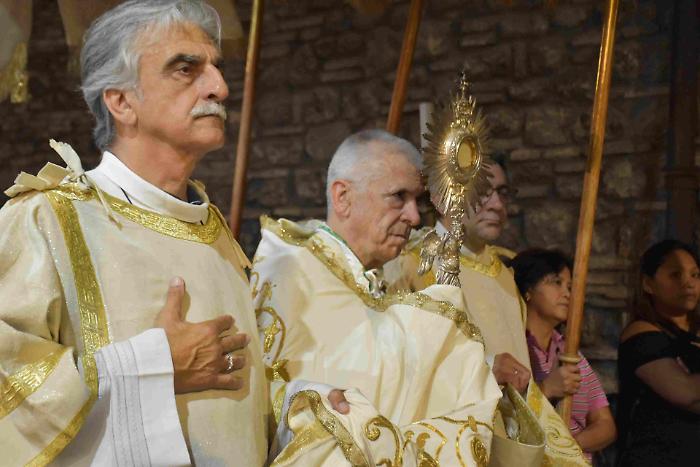 Terni, il vescovo Soddu alla processione del Corpus Domini: "Gesù è l'unico nutrimento sano di fronte a tanto cibo nocivo offerto negli innumerevoli tavoli a buon mercato"