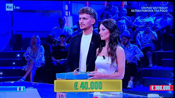 Affari Tuoi: Valentina, commerciante di Terni, accetta l'offerta del Dottore da 40 mila euro. Ma nel suo pacco numero 18 ne aveva 300 mila