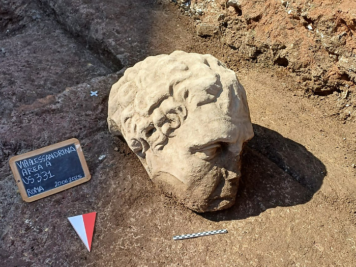 Roma non smette mai di stupire: un'antica colossale testa marmorea riemerge dagli scavi. Dove si trova