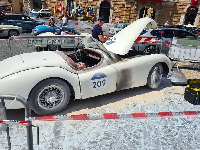 Mille Miglia, auto storica prende fuoco in piazza Duomo a Orvieto: la Polizia Stradale scongiura il peggio