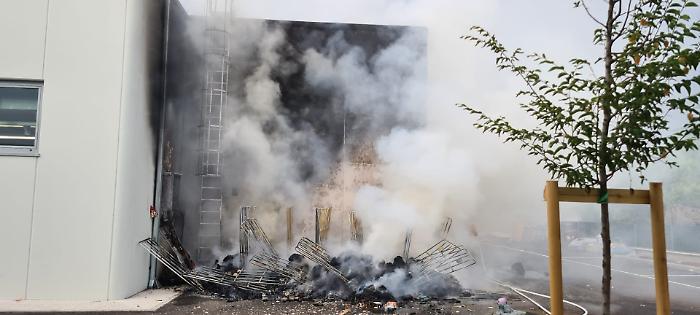 Deruta, incendio all'alba in un supermercato lungo la E45: indagini in corso. Il sindaco Toniaccini: "La collaborazione ha evitato il disastro"