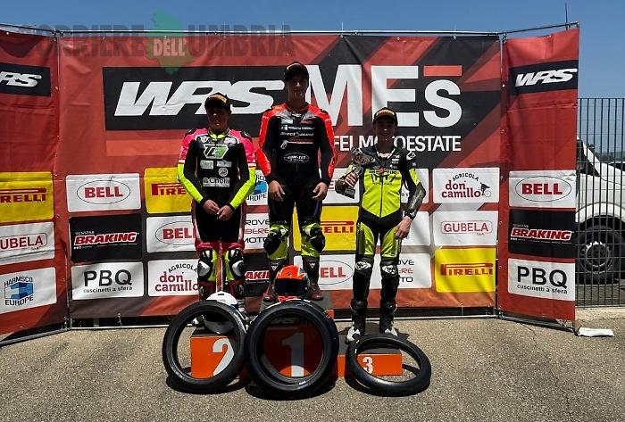 L'orvietano Ubaldini è sul podio a Modena in Moto 4, Team Pileri Terni in festa