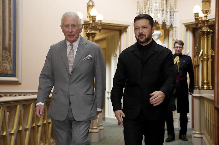 La giacca di Zelensky, le mani del re: cosa resta davvero dell’incontro a Windsor