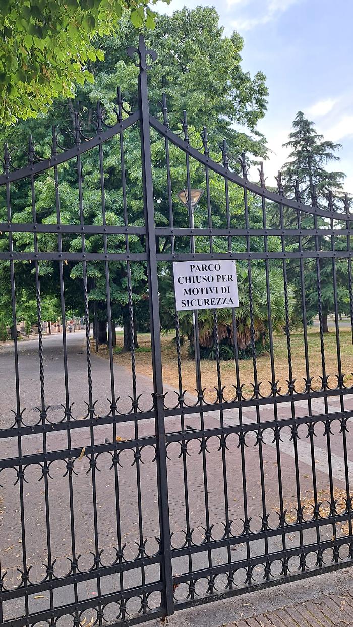 Foligno, tragedia sfiorata ai Canapè: crolla un grosso ramo, il parco rimane chiuso per sicurezza