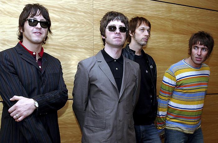 Oasis, lo zampino della mamma dietro alla reunion dei fratelli Gallagher: "Non volevo vedere i miei figli litigare"