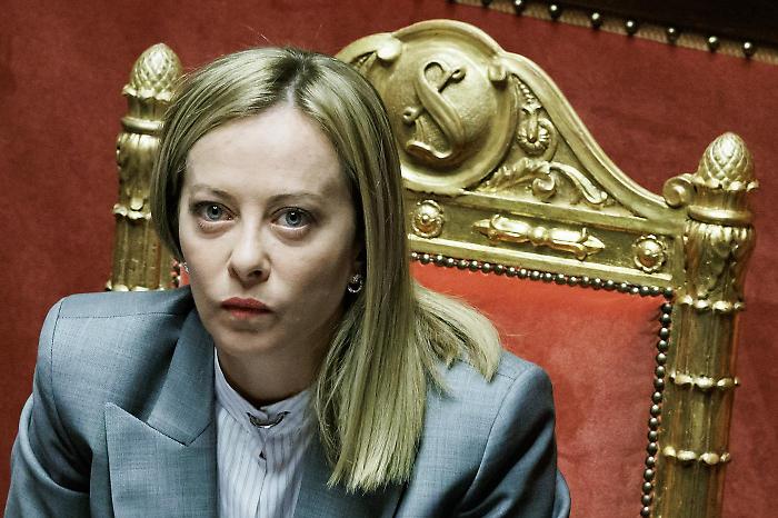 Nuova politica per l'automotive, la premier Meloni: "Sto lavorando con il presidente Macron e con il cancelliere Merz"