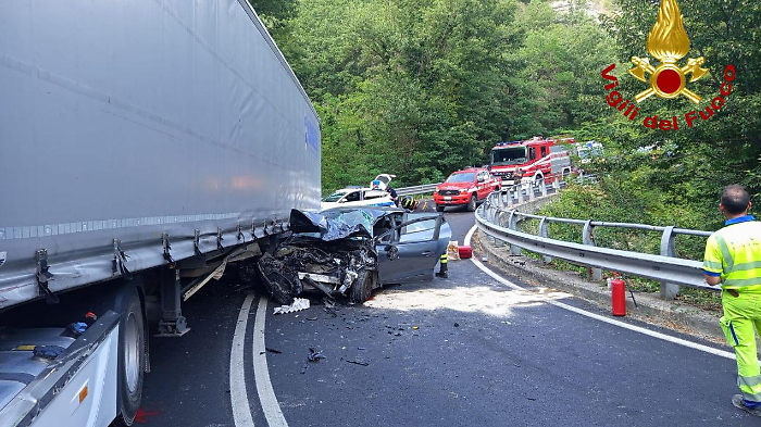 Incidente stradale lungo la Pian D'Assino: scontro tra auto e camion