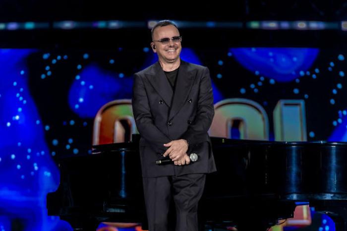 Gigi d'Alessio nella serata evento tra musica e beneficenza in onda su Canale 5. Tutti i cantanti ospiti dello show 