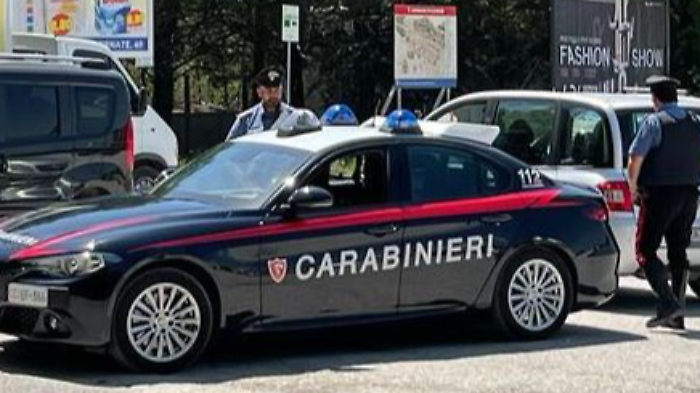 Giovane violento si toglie il braccialetto elettronico e tenta di riavvicinarsi ai genitori: arrestato in flagranza è ora in carcere