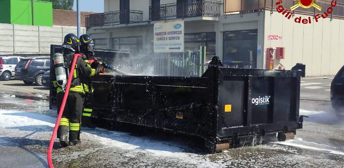 fuoco cassone rifiuti incendio