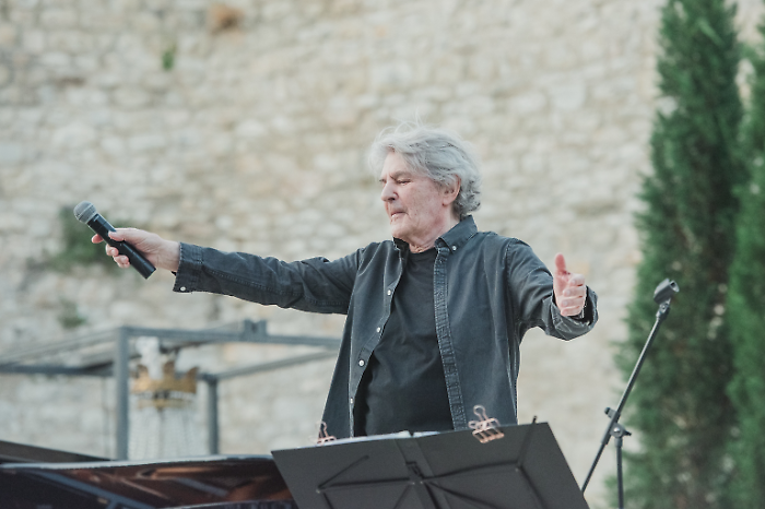 Fausto Leali a sorpresa nella Rocca del Leone. Un regalo inatteso per i 70 anni dell'imprenditore Claudio Sciurpa
