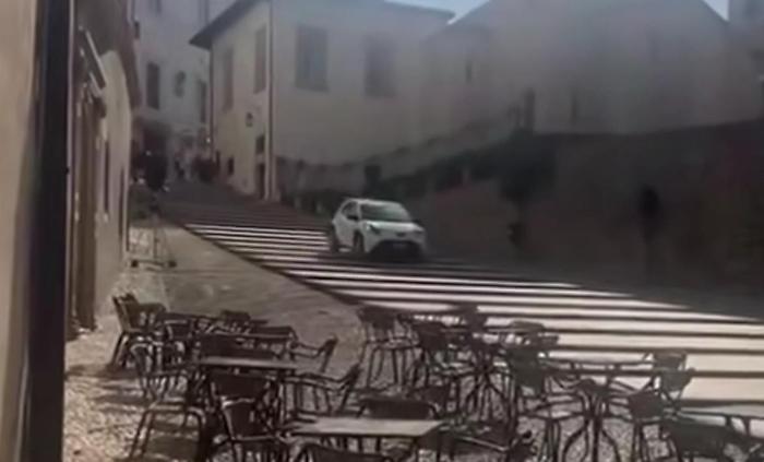 Con l'auto giù dalla scalinata del duomo di Spoleto. A bordo una coppia di turisti: il video