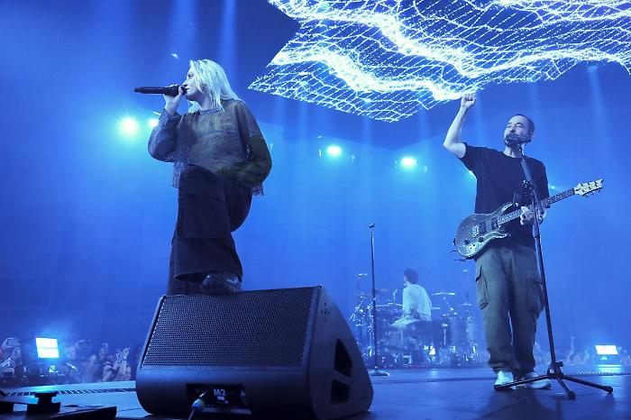 Linkin Park a Milano, il ritorno dopo 8 anni di silenzio. Il countdown dei fan e la frontwoman Emily Armstrong
