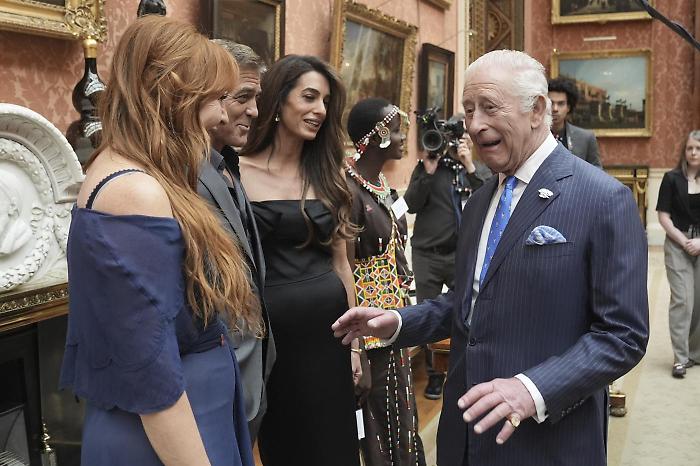 Re Carlo e i Clooney a Buckingham Palace: una risata in salotto, ma il motivo non è mondano