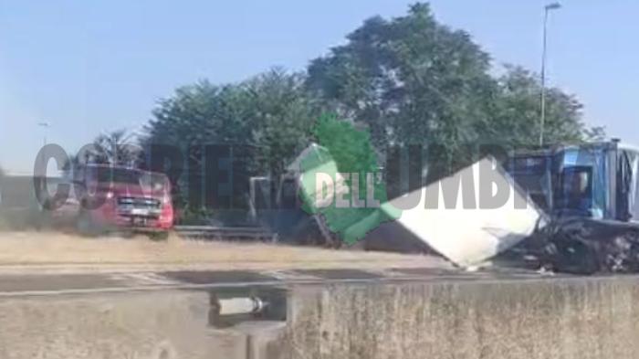 Incidente sulla Flaminia fra tir e auto, chiusa la carreggiata in direzione Roma: 6 feriti