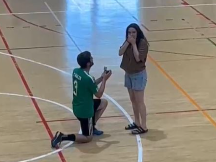 Proposta di matrimonio a sorpresa: interrompe la partita di calcetto e chiama la fidanzata in mezzo al campo: “Mi vuoi sposare?”. Lei in lacrime dice sì e dalle tribune piovono applausi