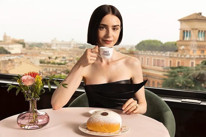 Emily in Paris torna a Parigi per la quinta stagione. Ecco il cast 