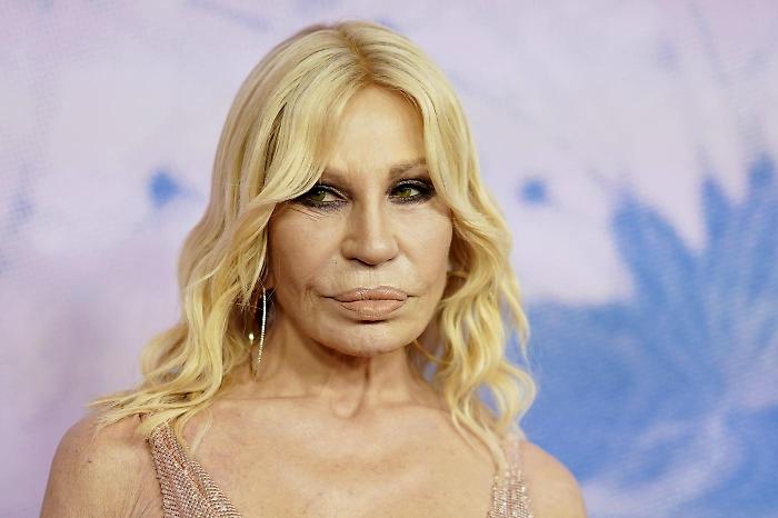 Donatella Versace alla sfilata Uomo di Dior, ecco perché era tra gli invitati