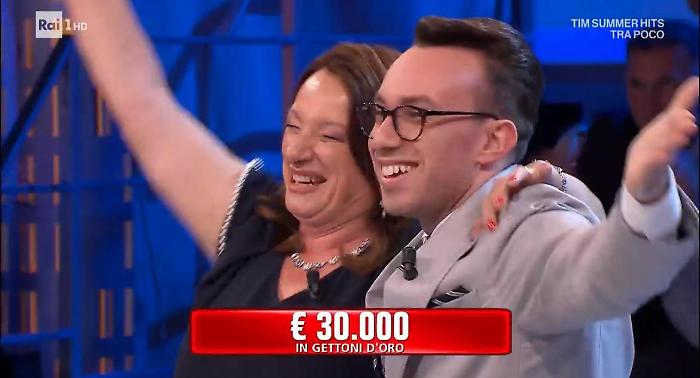 Affari tuoi, Antonio il Presidente non casca alla trappola del dottore ed esulta con 30 mila euro: ecco come è andata