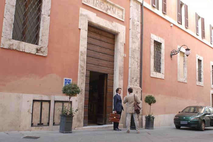 Dress code nel tribunale di Spoleto: stop a bermuda e ciabatte all'interno del palazzo di Giustizia