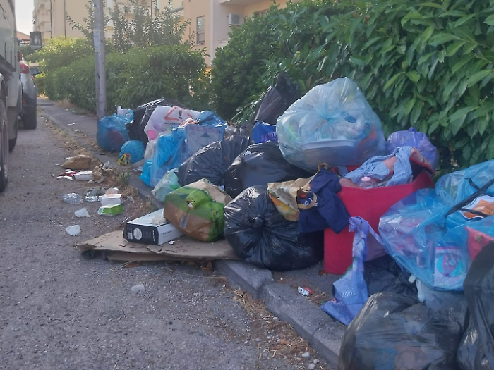 La Vus sui rifiuti abbandonati a Foligno: "Ci vuole impegno condiviso". Ma intanto l'immondizia rimane lì sotto il sole