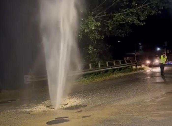 Guasto a un tubo dell'acqua e geyser di diversi metri in via San Girolamo: strada bloccata nella notte