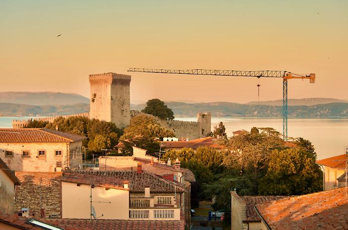 Addio alla gru dell'ospedale di Castiglione del Lago: verrà smontata dopo 8 anni