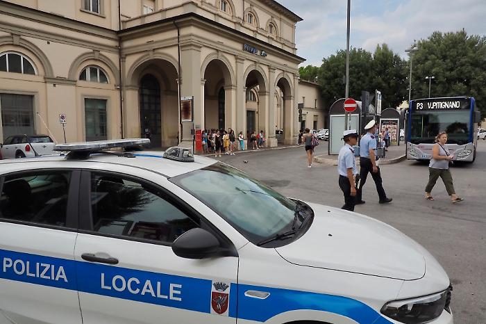 Alcol e musica alle 5 di mattina in un'attività di Fontivegge: interviene la polizia e scatta la multa