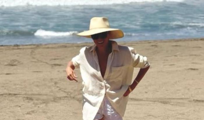 Meghan Markle, il post alla spiaggia e quella mossa studiata prima del lancio del rosé