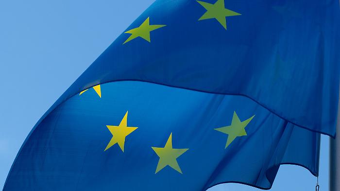 Polemica, Tajani spiega la bandiera Ue con un post su X: "Blu come il manto della Madonna. Le 12 stelle sono le tribù d'Israele". Ecco da dove arriva la sua spiegazione 